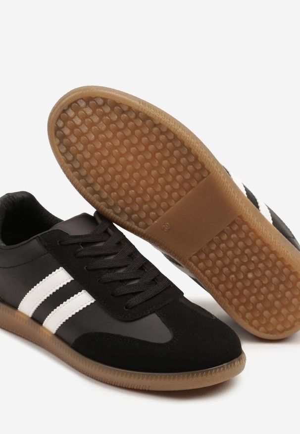 Renee - Czarne Sneakersy Typu Kultowe Tenisówki Zdobione Przeszyciami Remiana. Okazja: na co dzień. Kolor: czarny. Materiał: jeans. Szerokość cholewki: normalna. Wzór: aplikacja. Obcas: na obcasie. Wysokość obcasa: niski