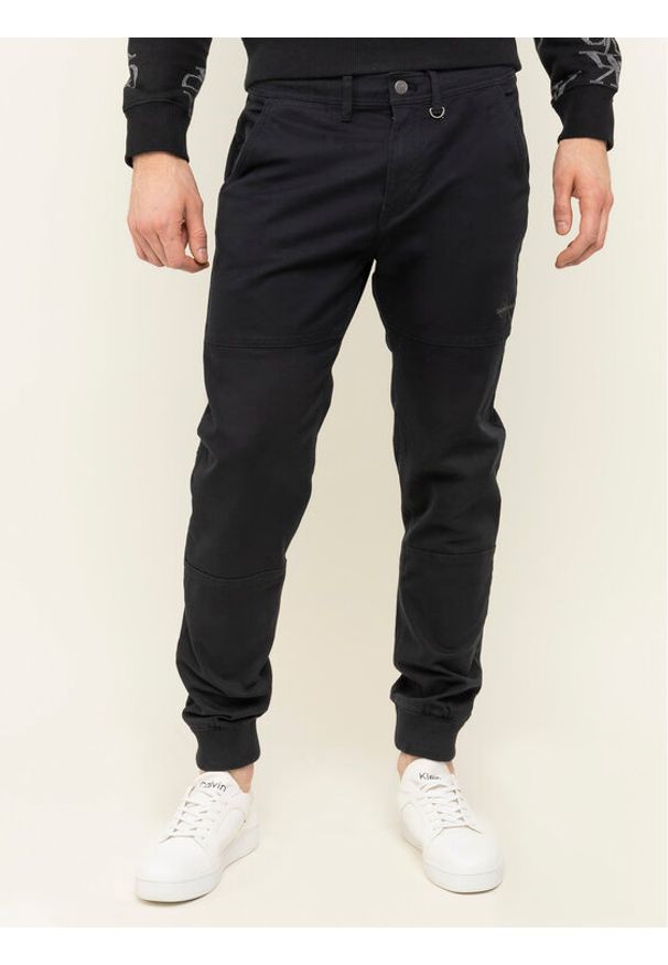 Calvin Klein Jeans Spodnie materiałowe J30J314207 Czarny Regular Fit. Kolor: czarny. Materiał: bawełna