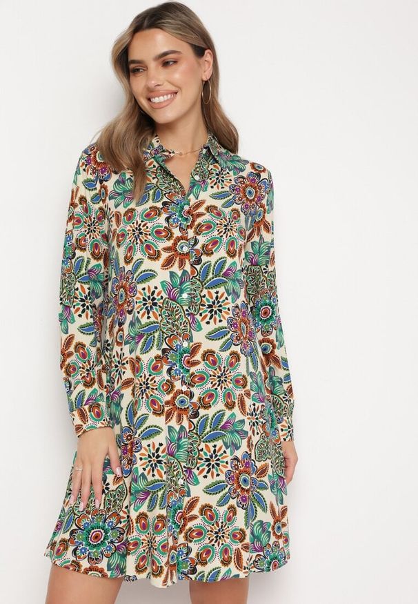 Born2be - Zielona Sukienka Koszulowa w Kwiaty z Kieszeniami Eborene. Kolor: zielony. Materiał: tkanina, wiskoza. Wzór: kwiaty. Typ sukienki: koszulowe. Długość: mini