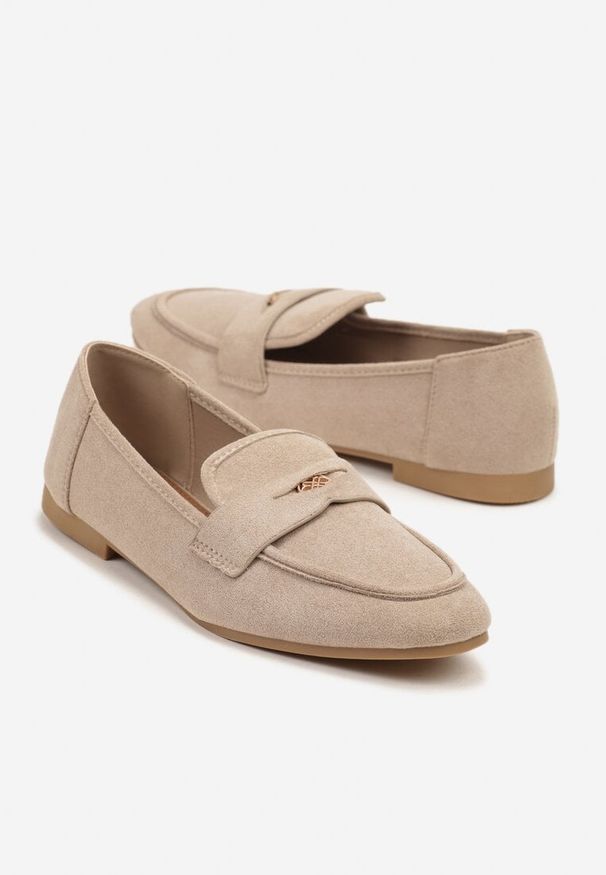 Born2be - Ciemnobeżowe Mokasyny z Metaliczną Ozdobą Vertivria. Okazja: na co dzień. Kolor: beżowy. Materiał: jeans. Wzór: aplikacja. Styl: elegancki, casual