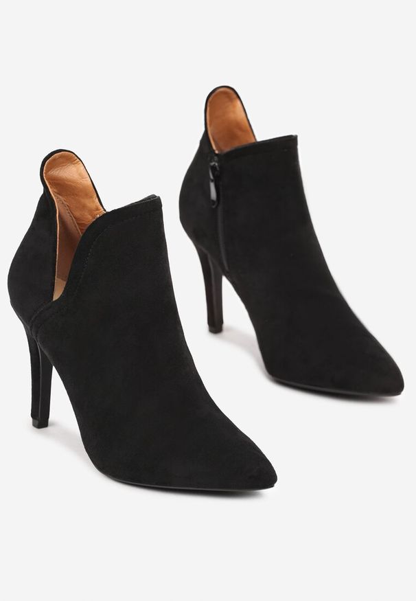 Renee - Czarne Botki na Szpilce z Wyciętym Bokiem Legu. Okazja: na co dzień. Nosek buta: otwarty. Kolor: czarny. Materiał: jeans. Obcas: na szpilce. Styl: wizytowy, casual