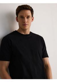 Reserved - Bawełniany t-shirt regular fit - czarny. Kolor: czarny. Materiał: bawełna