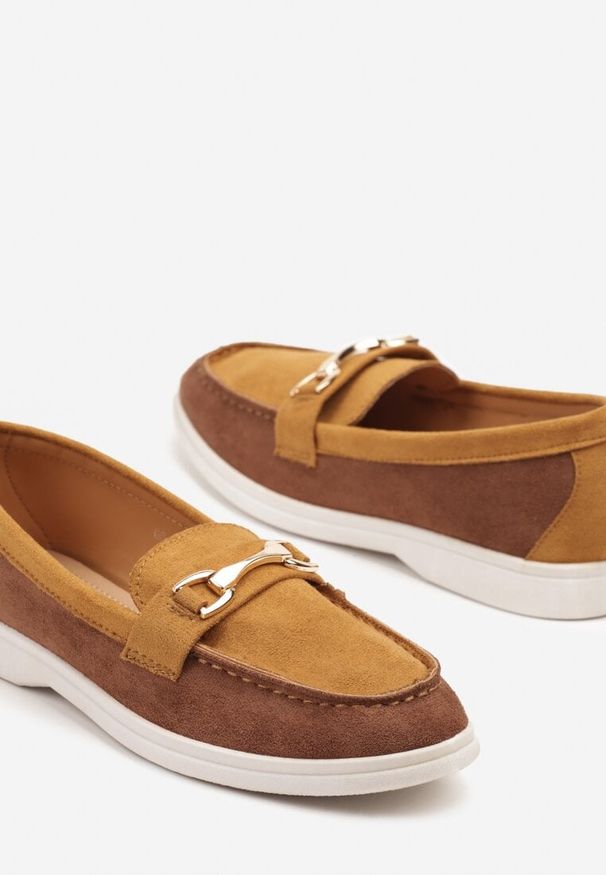 Born2be - Brązowe Mokasyny Ozdobione Metalową Aplikacją Elliretta. Okazja: na co dzień. Kolor: brązowy. Materiał: jeans. Wzór: aplikacja. Styl: elegancki, wizytowy, casual