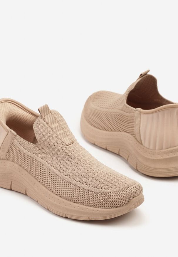Born2be - Ciemnobeżowe Wsuwane Buty Sportowe Sneakersy na Tłoczonej Podeszwie Fadema. Okazja: na co dzień. Zapięcie: bez zapięcia. Kolor: beżowy