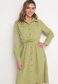 Born2be - Ciemnozielona Sukienka Midi z Gumką w Pasie i Dodatkowym Paskiem ze Sprzączką Zawadi. Kolor: zielony. Styl: elegancki. Długość: midi #6