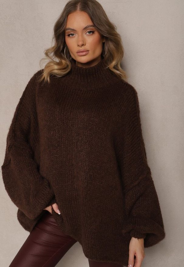 Renee - Brązowy Golf Oversize z Wełną z Opadającą Linią Ramion Lilirea. Okazja: na co dzień. Typ kołnierza: golf. Kolor: brązowy. Materiał: wełna. Styl: casual, elegancki