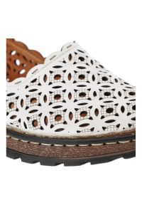 Białe Sandały Artiker Skórzane Buty Damskie. Okazja: na spacer. Nosek buta: otwarty. Zapięcie: rzepy. Kolor: biały. Materiał: skóra. Wzór: ażurowy, kwiaty. Sezon: lato. Styl: elegancki #4