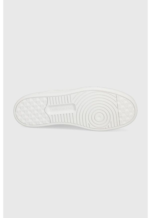 Calvin Klein Jeans buty kolor biały. Nosek buta: okrągły. Zapięcie: sznurówki. Kolor: biały. Materiał: poliester, guma. Obcas: na obcasie. Wysokość obcasa: niski