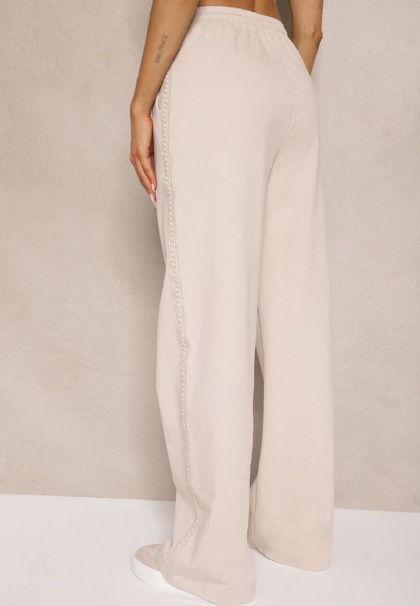 Renee - Beżowe Bawełniane Spodnie o Szerokim Kroju High Waist z Lampasami Pillorra. Okazja: na co dzień. Stan: podwyższony. Kolor: beżowy. Materiał: bawełna. Styl: casual, sportowy