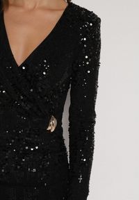 Born2be - Czarna Dopasowana Sukienka o Eleganckim Kroju z Dekoltem w Serek i Cekinami Iwedama. Okazja: na imprezę. Typ kołnierza: dekolt w serek. Kolor: czarny. Materiał: poliester. Wzór: aplikacja, gładki. Styl: elegancki #3