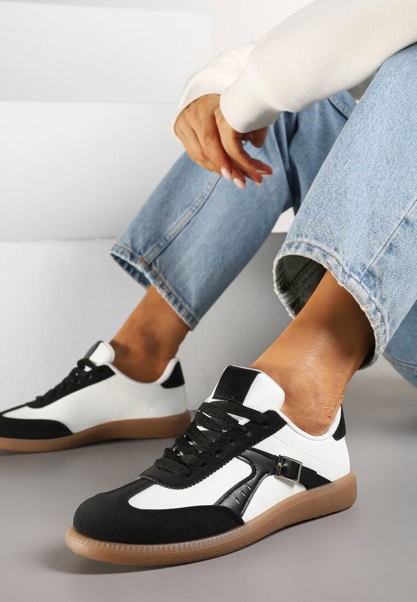 Born2be - Czarno-Białe Sneakersy w Stylu Kultowych Tenisówek z Ozdobną Klamerką Senaliera. Okazja: na co dzień. Zapięcie: sznurówki. Kolor: czarny. Materiał: jeans