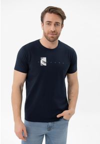 Volcano - Granatowy t-shirt z printem, Comfort Fit, T-SPACER. Okazja: na spacer. Kolor: niebieski. Materiał: materiał, bawełna. Długość rękawa: krótki rękaw. Długość: krótkie. Wzór: nadruk. Styl: casual, klasyczny #1