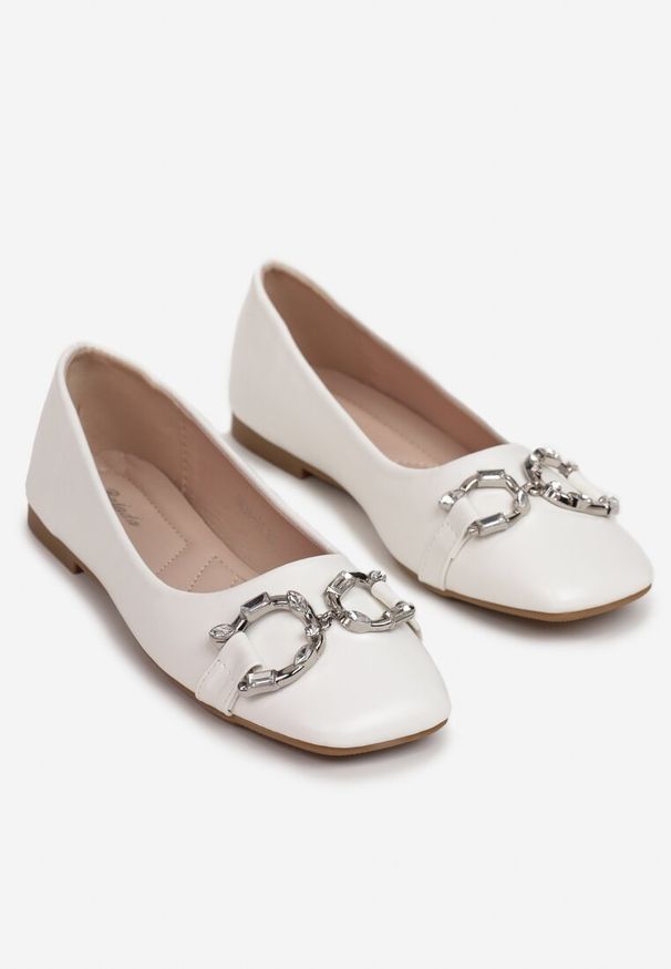 Born2be - Białe Balerinki z Kwadratowym Noskiem i Metalową Ozdobą Vosho. Wysokość cholewki: przed kostkę. Zapięcie: bez zapięcia. Kolor: biały. Materiał: skóra ekologiczna. Szerokość cholewki: normalna. Wzór: aplikacja. Obcas: na płaskiej podeszwie