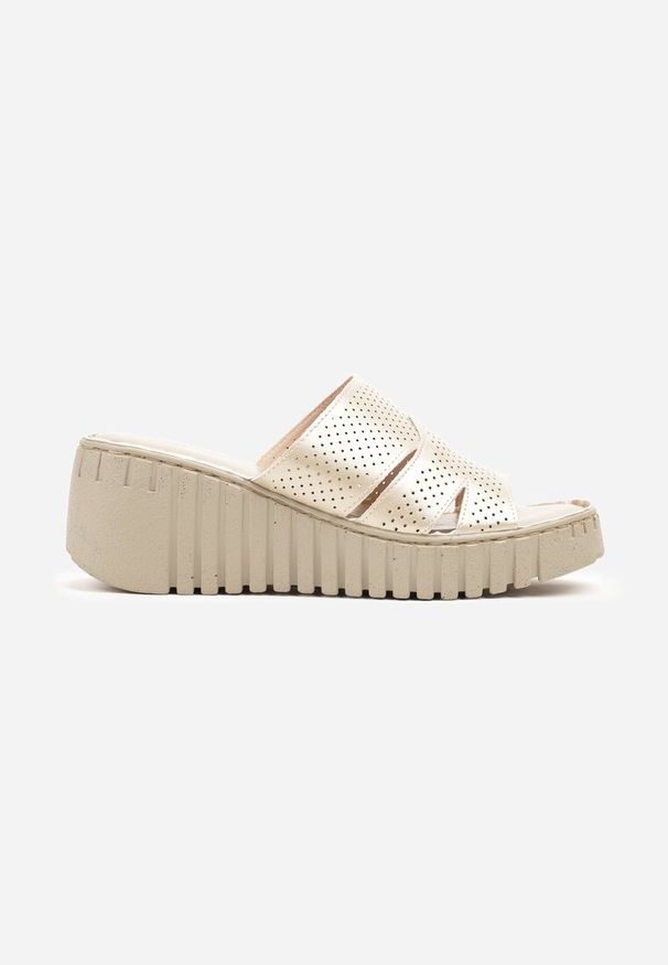 Born2be - Złote Klapki Vices na Koturnie z Perforacją Sarvelina. Okazja: na co dzień. Kolor: złoty. Materiał: materiał. Obcas: na koturnie. Styl: elegancki, casual