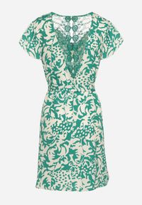 Born2be - Zielona Sukienka z Krótkim Rękawem Ozdobiona Siateczką przy Dekolcie z Materiałowym Paskiem Meada. Kolor: zielony. Materiał: materiał. Długość rękawa: krótki rękaw. Wzór: aplikacja. Typ sukienki: dopasowane. Styl: elegancki #4
