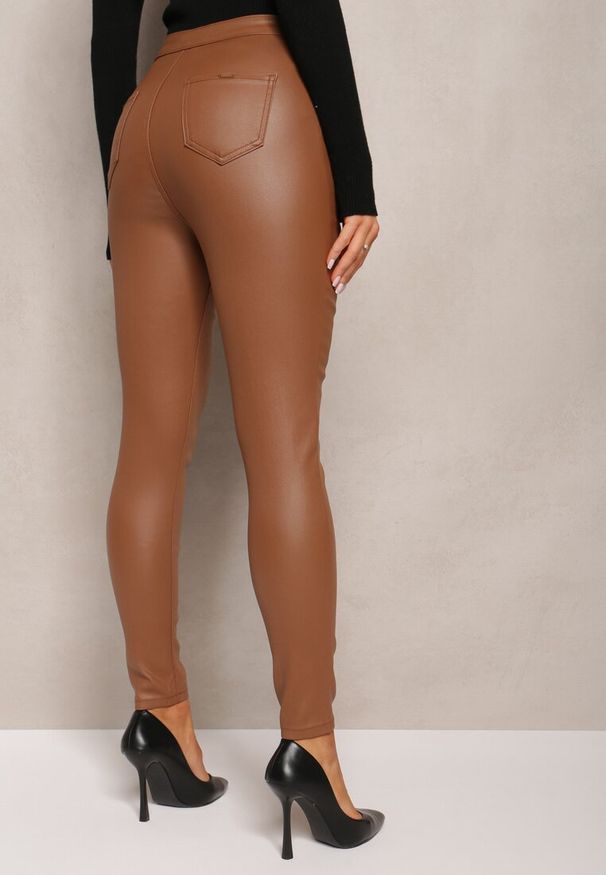 Renee - Jasnobrązowe Spodnie z Ekoskóry o Fasonie Skinny Sonowa. Stan: podwyższony. Kolor: brązowy