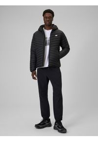 4f - 4F Kurtka z wypełnieniem syntetycznym męska - czarna S. Okazja: na co dzień. Typ kołnierza: kaptur. Kolor: czarny. Materiał: syntetyk. Wzór: jodełka. Styl: casual #2