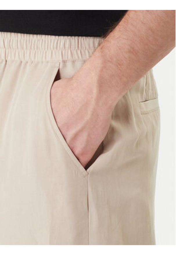 Guess Szorty sportowe F6GD01 WN202 Beżowy Regular Fit. Kolor: beżowy. Materiał: syntetyk. Styl: sportowy