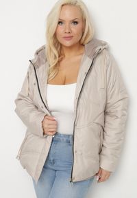 Born2be - Beżowa Kurtka Pikowana z Kapturem Karbia. Okazja: na co dzień. Typ kołnierza: kaptur. Kolekcja: plus size. Kolor: beżowy. Styl: casual, elegancki