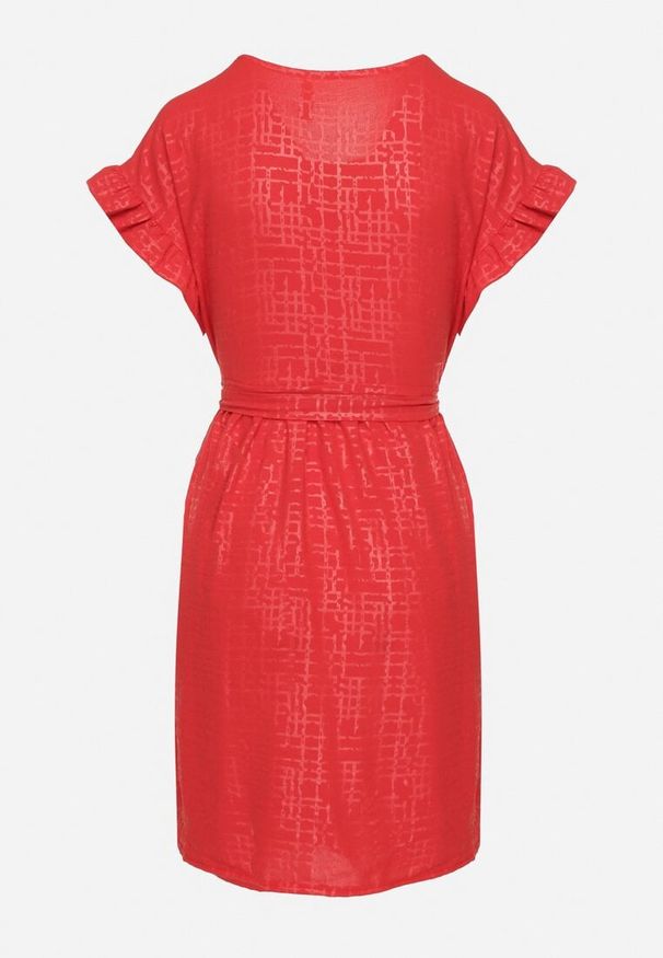 Born2be - Czerwona Sukienka Ozdobiona Falbankami i Paskiem Izulira. Typ kołnierza: kołnierz z falbankami. Kolor: czerwony. Wzór: aplikacja. Styl: elegancki