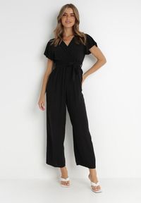 Born2be - Czarny Kombinezon z Wiskozy Cephinous. Okazja: na co dzień. Kolor: czarny. Materiał: wiskoza. Długość rękawa: krótki rękaw. Długość: krótkie. Wzór: jednolity. Sezon: lato. Styl: casual #4