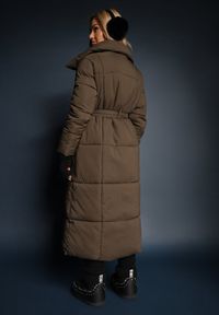 Renee - Ciemnozielona Długa Kurtka Pikowana Płaszcz z Paskiem Adellesstta. Kolor: zielony. Długość: długie. Wzór: aplikacja. Styl: elegancki