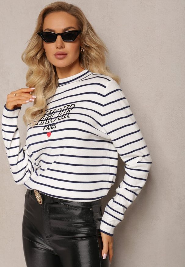 Renee - Biały Sweter Golf w Paski z Ozdobnym Haftem Olylla. Typ kołnierza: golf. Kolor: biały. Materiał: tkanina, dzianina. Długość rękawa: długi rękaw. Długość: długie. Wzór: haft, paski