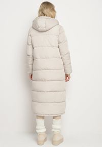 Born2be - Jasnobeżowa Pikowana Kurtka o Długim Kroju z Kapturem i Ściągaczami przy Rękawach Sassira. Okazja: na spacer, na co dzień. Typ kołnierza: kaptur. Kolor: beżowy. Materiał: jeans. Długość: długie. Styl: casual, elegancki #3