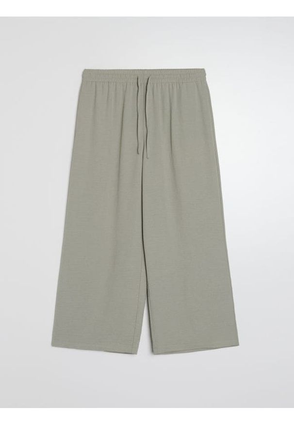 Sinsay - Spodnie culotte z kieszeniami - zielony. Kolor: zielony