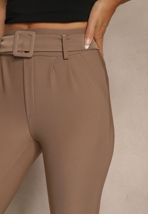 Renee - Ciemnobeżowe Spodnie Ozdobione Paskiem z Klamrą Falarise. Okazja: na co dzień. Kolor: beżowy. Wzór: aplikacja. Styl: elegancki, casual, klasyczny