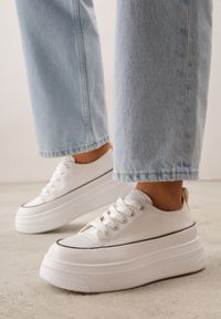 Born2be - Białe Trampki VICES na Grubej Podeszwie Zdobione Lamówką Riosara. Okazja: na co dzień. Kolor: biały. Materiał: jeans. Wzór: aplikacja. Styl: casual, elegancki, sportowy, klasyczny #1