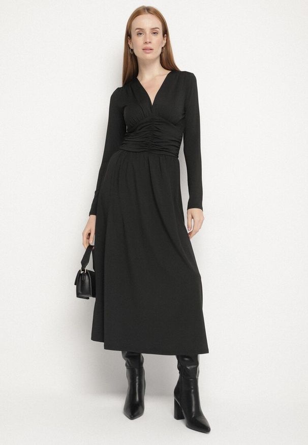 Born2be - Czarna Marszczona Sukienka Taliowana z Wiskozą z Dekoltem V i Długim Rękawem Emirie. Okazja: na co dzień, na spotkanie biznesowe. Typ kołnierza: dekolt w kształcie V. Kolor: czarny. Materiał: wiskoza. Długość rękawa: długi rękaw. Styl: casual, biznesowy