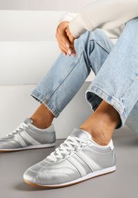 Born2be - Srebrno-Białe Sznurowane Sneakersy w Stylu Tenisówek Liavessa. Okazja: na co dzień. Kolor: srebrny. Materiał: jeans. Wzór: aplikacja