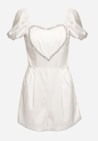 Born2be - Biały Krótki Kombinezon ze Zdobieniem z Cyrkonii w Kształcie Serca Nanthelle. Kolor: biały. Długość: krótkie. Wzór: aplikacja #3