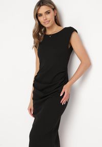 Born2be - Czarna Taliowana Sukienka Bez Rękawów z Ozdobnym Marszczeniem Lunala. Okazja: na co dzień. Kolor: czarny. Materiał: skóra. Długość rękawa: bez rękawów. Styl: casual #4