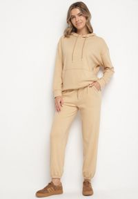 Born2be - Ciemnobeżowy Komplet Dresowy Bluza z Kapturem i Kangurową Kieszenią i Spodnie Liriela. Kolor: beżowy. Materiał: dresówka