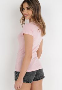 Born2be - Jasnoróżowy T-shirt Aerippe. Kolor: różowy. Materiał: bawełna, dzianina, jeans. Długość rękawa: krótki rękaw. Długość: krótkie. Wzór: aplikacja, gładki. Styl: klasyczny #6