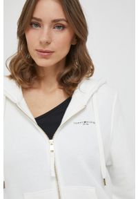 TOMMY HILFIGER - Tommy Hilfiger bluza damska kolor beżowy z kapturem gładka. Typ kołnierza: kaptur. Kolor: beżowy. Materiał: bawełna. Długość rękawa: długi rękaw. Długość: długie. Wzór: gładki #2