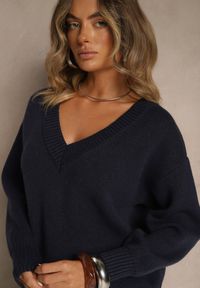 Renee - Granatowy Sweter z Kaszmirem i Trójkątnym Dekoltem Plenne. Kolor: niebieski. Materiał: kaszmir. Styl: klasyczny
