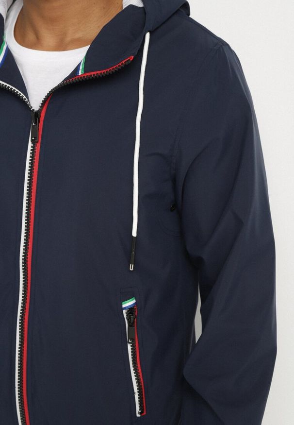 Born2be - Granatowa Kurtka Wiatrówka z Kapturem i Zasuwanymi Kieszeniami Adivoria. Typ kołnierza: kaptur. Kolor: niebieski. Styl: klasyczny