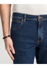 Wrangler - WRANGLER TEXAS SLIM MĘSKIE SPODNIE JEANSOWE CROSS GAME W12S8311U 112126497. Sezon: lato. Styl: elegancki, klasyczny #8