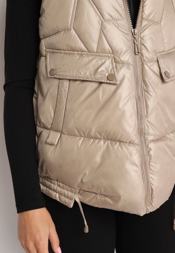 Born2be - Beżowa Kamizelka z Odpinanym Kapturem i Ozdobnym Pikowaniem Arreanne. Okazja: na co dzień. Kolor: beżowy. Materiał: jeans, materiał. Sezon: wiosna, jesień. Styl: sportowy, casual, elegancki