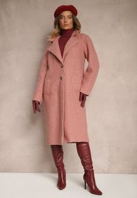 Renee - Różowy Płaszcz Jednorzędowy o Długim Kroju z Materiału Boucle Deorina. Okazja: na spotkanie biznesowe, do pracy, na co dzień. Kolor: różowy. Materiał: materiał. Długość: długie. Styl: klasyczny, biznesowy, wizytowy, casual