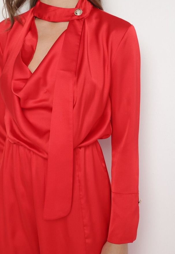 Born2be - Czerwona Satynowa Sukienka Koktajlowa Ozdobiona Guzikiem Leannea. Okazja: na imprezę. Kolor: czerwony. Materiał: satyna. Długość rękawa: długi rękaw. Wzór: aplikacja. Typ sukienki: proste. Styl: wizytowy