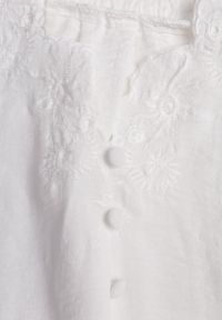 Renee - Biała Bluzka z Haftowanym Dekoltem i Krótkimi Rękawami Junelia. Kolor: biały. Długość rękawa: krótki rękaw. Długość: krótkie. Wzór: haft. Sezon: wiosna, lato #7