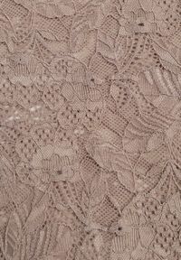 Renee - Brązowa Bluzka z Koronki Ozdobiona Rozkloszowanymi Rękawami i Falbanką na Dole Sanovia. Okazja: na co dzień. Kolor: brązowy. Materiał: koronka. Wzór: aplikacja, koronka. Styl: casual, elegancki #2