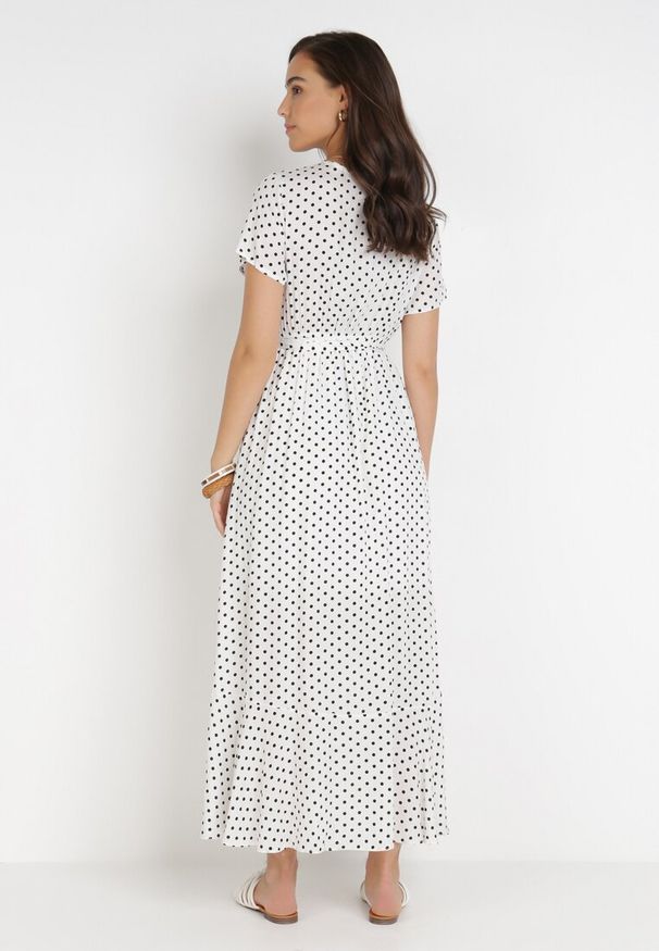 Born2be - Biała Sukienka Echosia. Kolor: biały. Materiał: materiał. Długość rękawa: krótki rękaw. Wzór: kropki. Typ sukienki: kopertowe. Długość: maxi