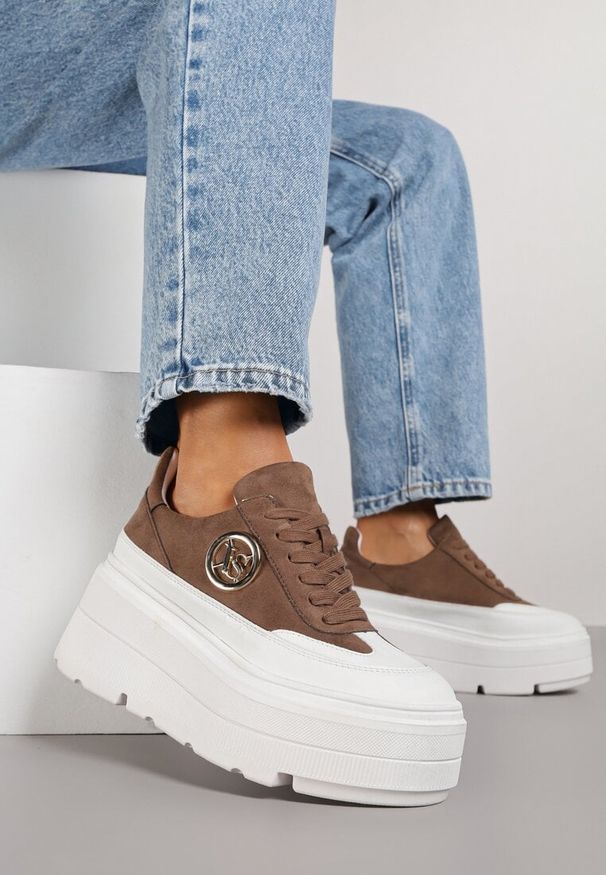 Renee - Brązowo-Białe Chunky Sneakersy Vices na Platformie z Okrągłym Detalem Sedvira. Okazja: na spacer. Nosek buta: okrągły. Kolor: brązowy. Materiał: jeans, koronka, skóra. Obcas: na platformie. Sport: turystyka piesza