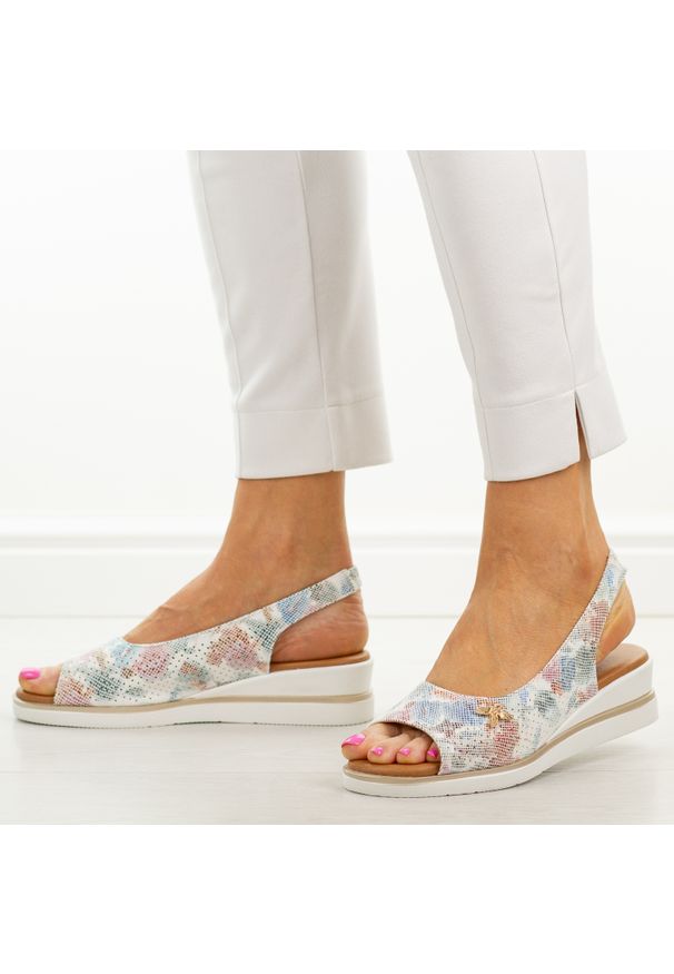 POTOCKI - Multi sandały damskie na koturnie Potocki 19408. Okazja: na co dzień. Kolor: wielokolorowy. Materiał: skóra. Wzór: aplikacja. Sezon: wiosna, lato. Obcas: na koturnie. Styl: casual, elegancki