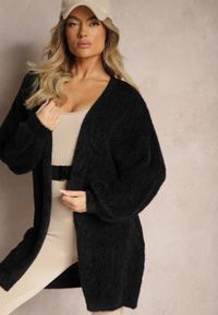 Renee - Czarny Sweter o Długim Fasonie z Dekoltem V i Ozdobnym Splotem Jovima. Okazja: na co dzień. Kolor: czarny. Materiał: jeans. Długość: długie. Wzór: ze splotem. Styl: casual